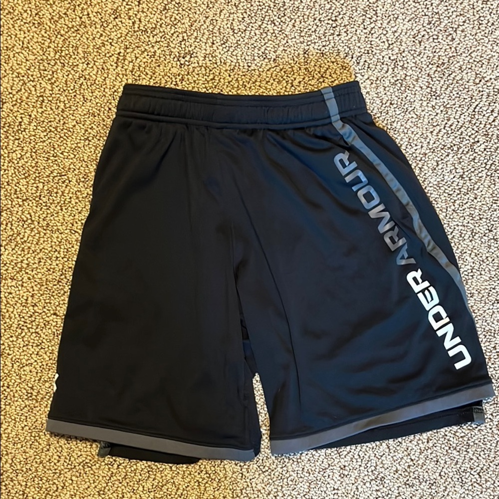 Under Armour Boys M Black Shorts